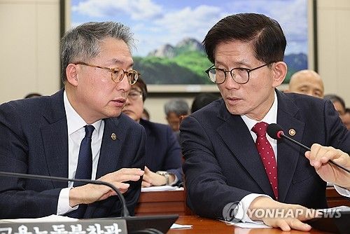 대화하는 김문수 장관과 김민석 차관