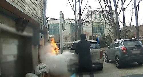 이환석 경장이 화재를 진압하는 모습