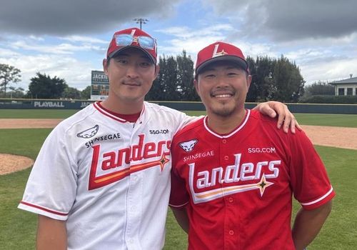 SSG 랜더스 하재훈(왼쪽)과 한두솔