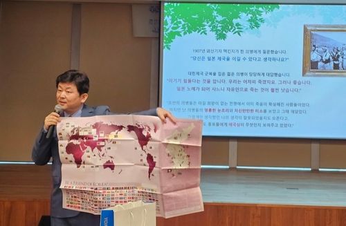 특강하는 박기태 반크 단장