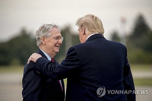 지난 2018년의 트럼프 미국 대통령과 매코널 연방 상원의원 