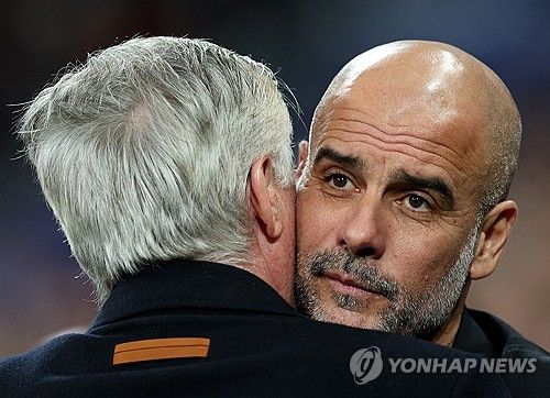 레알 마드리드 카를로 안첼로티 감독과 인사하는 과르디올라 감독