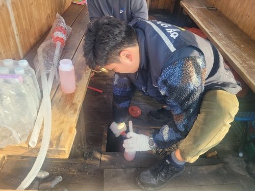 면세유 시료 채취하는 해경