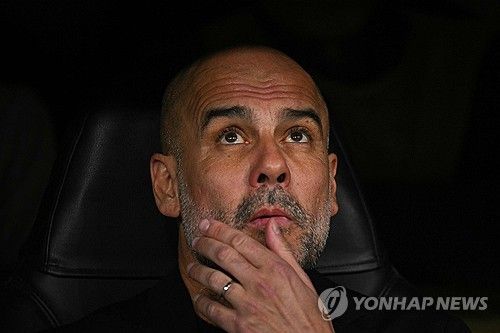 수심에 가득 찬 과르디올라 감독의 표정