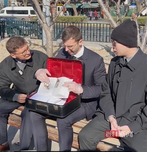 외할아버지가 촬영한 일제 만행 사진 공개하는 프랑스 청년(가운데)