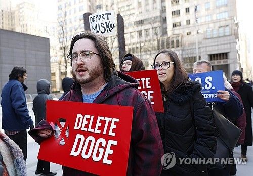 지난 19일 뉴욕에서 DOGE에 항의하는 시위대