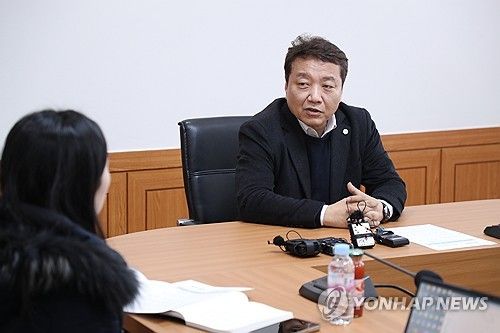강원대와 통합 계획 발표하는 박덕영 강릉원주대 총장