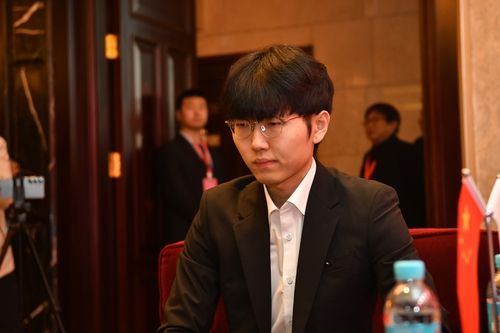 신진서 9단이 농심 신라면배에서 17연승을 달렸다.