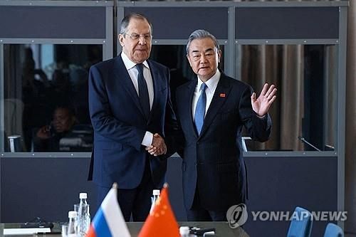 세르게이 라브로프 러시아 외무장관과 왕이 중국 외교부장