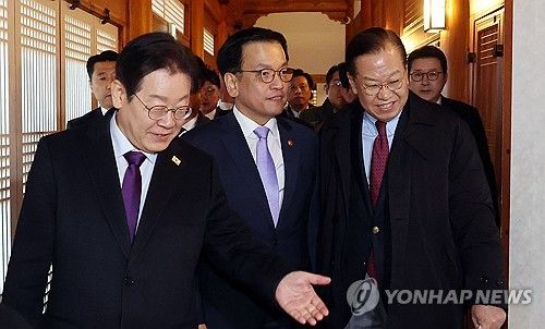 최상목 대통령 권한대행 부총리 안내하는 이재명 더불어민주당 대표