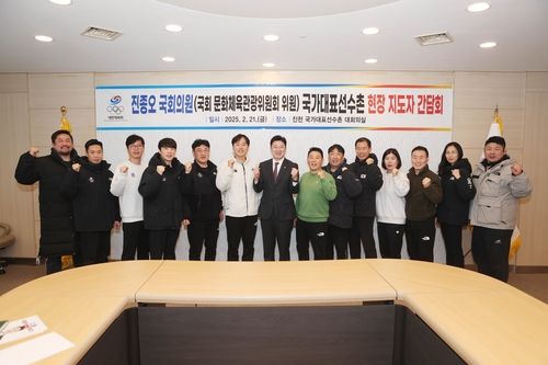 진천선수촌서 국가대표 지도자들과 간담회 가진 진종오 의원(중앙)