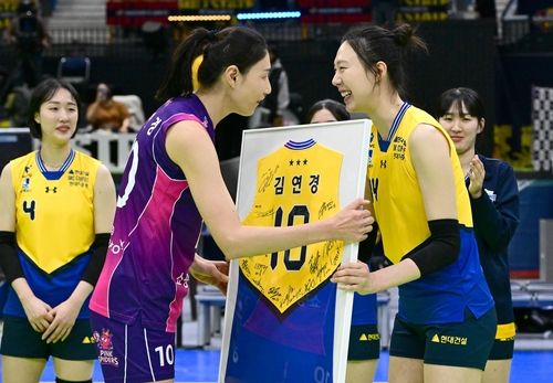 양효진(오른쪽)으로부터 유니폼 액자를 선물 받는 김연경