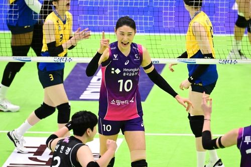 득점 후 기뻐하는 흥국생명의 김연경(중앙)