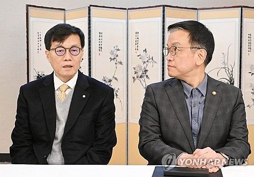 논의하는 최상목 권한대행과 이창용 한국은행 총재