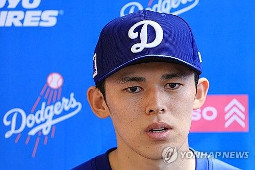 인터뷰하는 사사키 로키