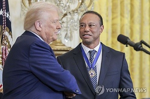 트럼프 대통령과 악수하는 타이거 우즈.