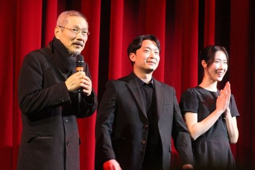 홍상수 감독(왼쪽)과 출연진