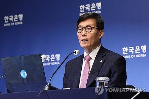 금융통화위원회 기준금리 결정에 관한 기자간담회서 발언하는 이창용 총재