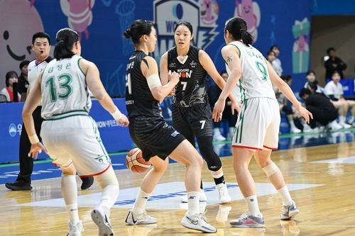 우리은행 선수들을 수비하는 하나은행 선수들