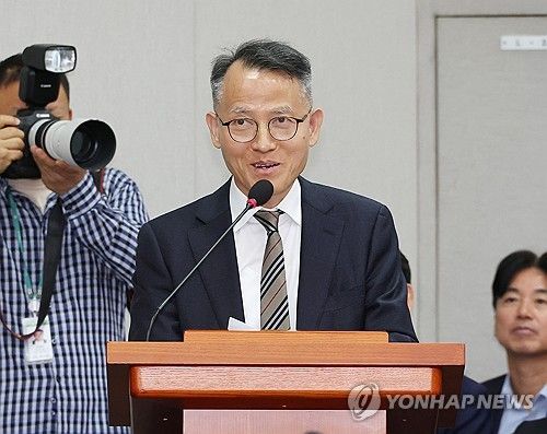 의원 질의에 답변하는 이충상 국가인권위원회 상임위원