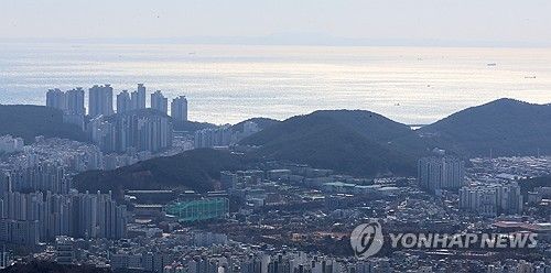 부산 남구 황령산 전망대서 바라본 대마도