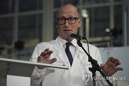 기자회견하는 교황 담당의