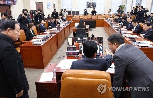 한병도 의원과 대화하는 안규백 위원장