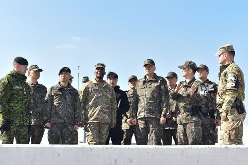 김명수 합참의장(우측 세번째)과 브런슨 연합사령관(좌측 네번째)