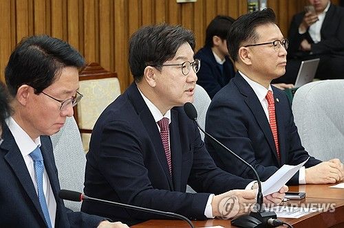 원내대책회의에서 발언하는 권성동 원내대표