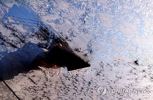 성에 낀 차량 유리창