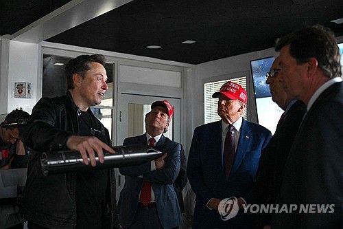 작년 11월 화성 우주선 스타십 발사 현장에서 도널드 트럼프 대통령에게 비행 과정 설명하는 일론 머스크(왼쪽)