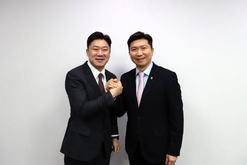 손 맞잡은 국민의힘 진종오 의원(왼쪽)과 유승민 대한체육회장 당선인