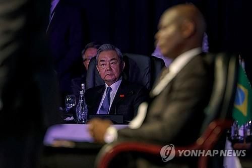 남아공 대통령 기조연설 듣는 왕이 중국 외교부장