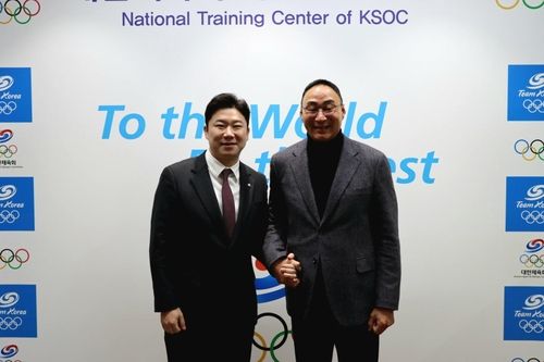 장재근 선수촌장과 만난 진종오 의원(왼쪽)