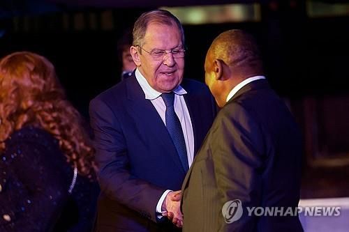 남아공 대통령과 악수하는 세르게이 라브로프 러시아 외무장관