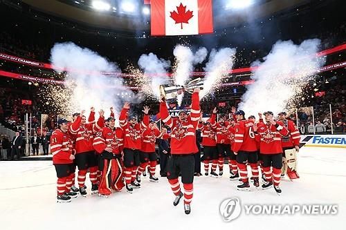 20일(현지시간) 열린 미국-캐나다 하키 대항전에서 승리한 캐나다 팀 