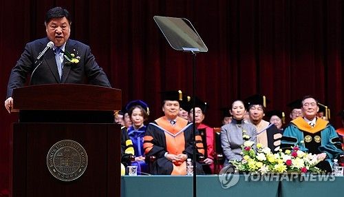 모교 졸업식 축사하는 셀트리온 서정진 회장