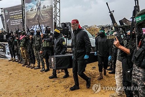 이스라엘 인질 시신을 옮기는 하마스