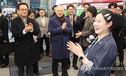 올리브영 방문한 최상목 권한대행