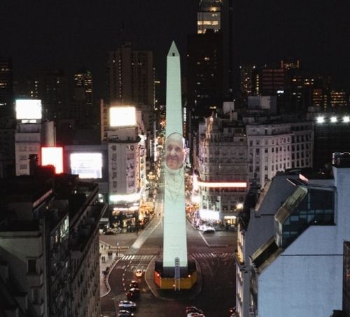 교황의 사진이 내걸린 부에노스아이레스의 오벨리스크