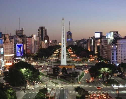 교황의 쾌유를 기원하는 메시지가 걸린 부에노스아이레스의 오벨리스크