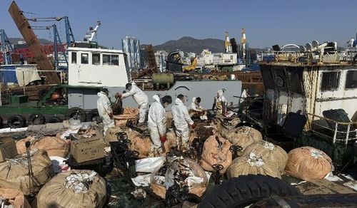 기름 방제 작업 벌인 해경