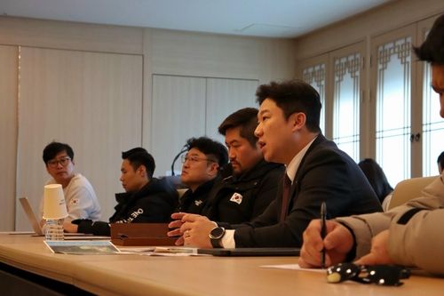 국가대표 지도자들과 대화하는 진종오 의원(오른쪽에서 2번째)