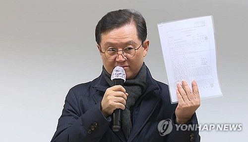 '윤 대통령 영장 기각 의혹' 회견하는 윤갑근 변호사