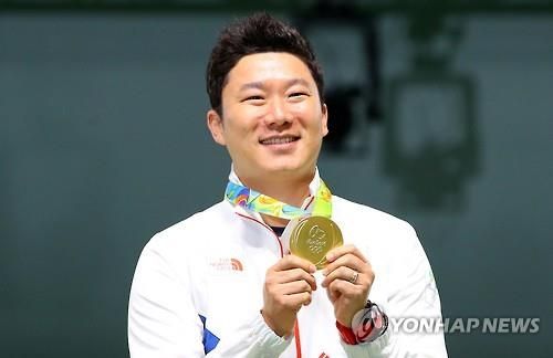 <올림픽> 또 다시 금메달을 든 진종오