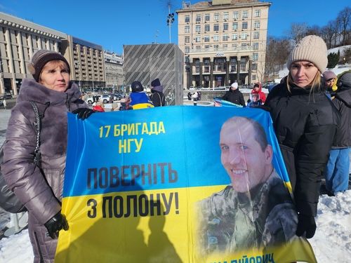 아들 생환 기다리는 모정