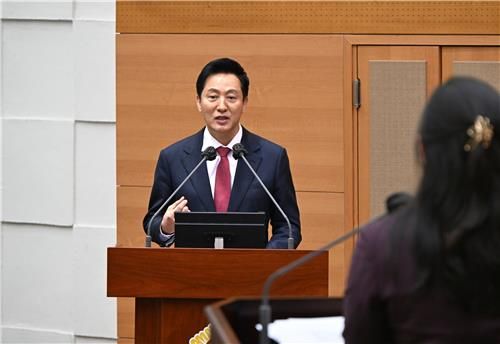 21일 서울시의회 제328회 임시회 시정질문에서 답변하는 오세훈 시장