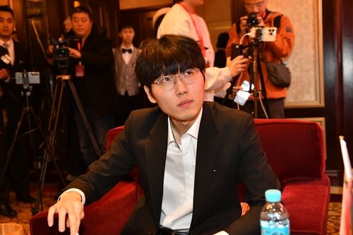 신진서 9단이 농심 신라면배에서 18연승을 달리며 한국의 5연패를 이끌었다.