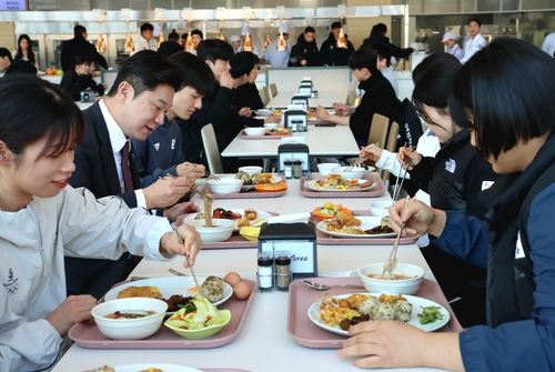 선수들과 식사하는 진종오 의원(왼쪽 앞에서 2번째)