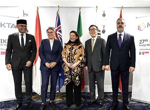 믹타 외교장관회의서 기념 촬영하는 조태열 장관